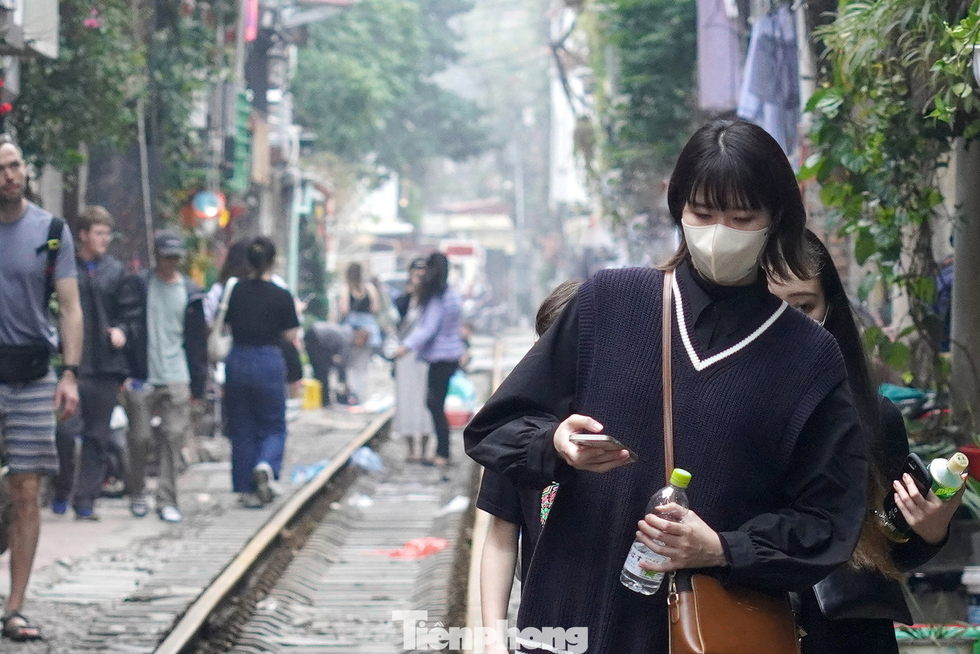 Các du khách này tản bộ trên 100m đường ray lân cận.