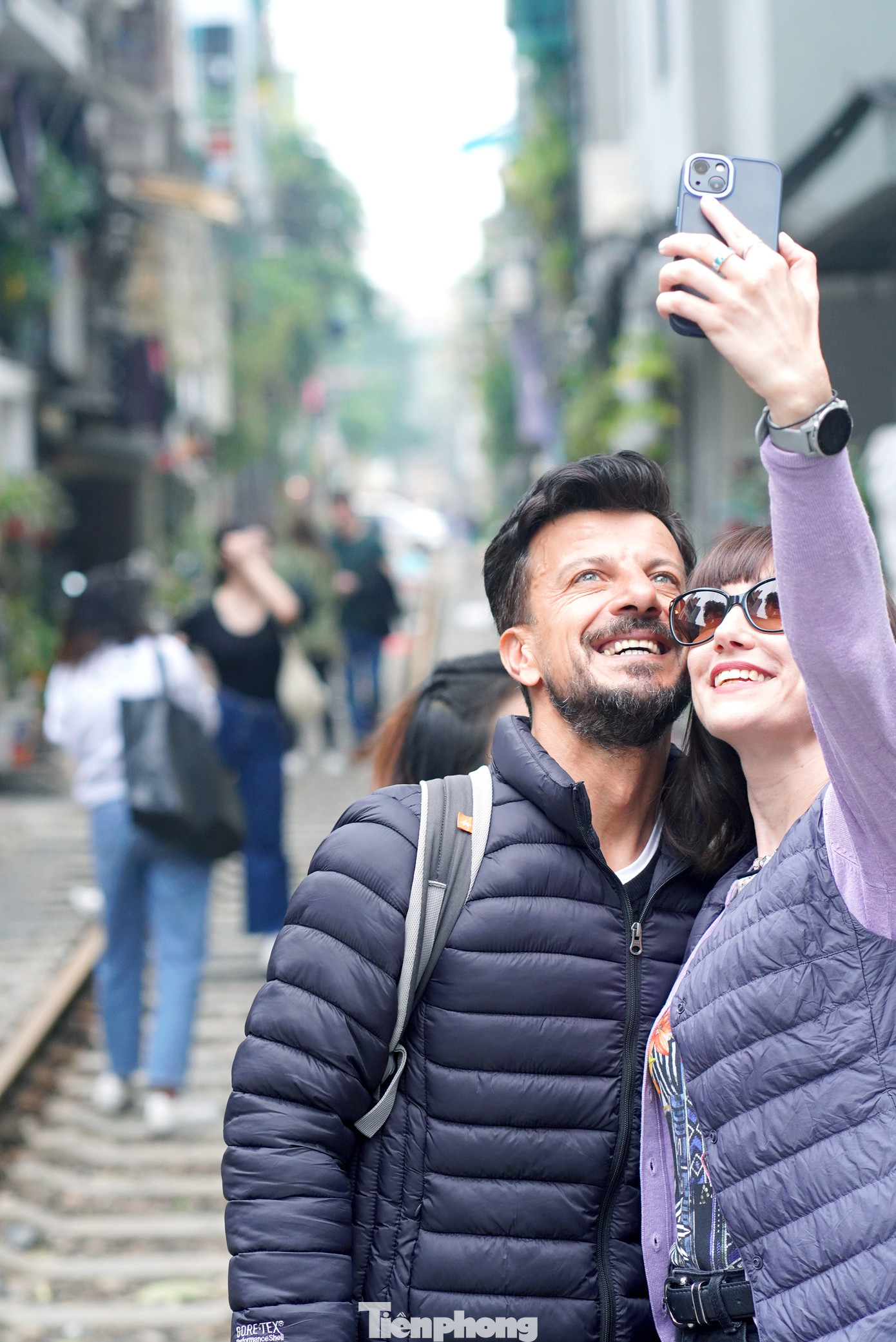 Hai du khách từ Ý chia sẻ: "Mới tuần trước tôi xem trên các trang mạng xã hội, web và group du lịch vẫn có ảnh cùng video giới thiệu khám phá địa điểm này. Hướng dẫn viên du lịch của nhóm tôi hôm nay cũng đưa chúng tôi tới đây để ngồi uống cà phê nhưng không được vào thì ra tạm gần đó check-in vậy".