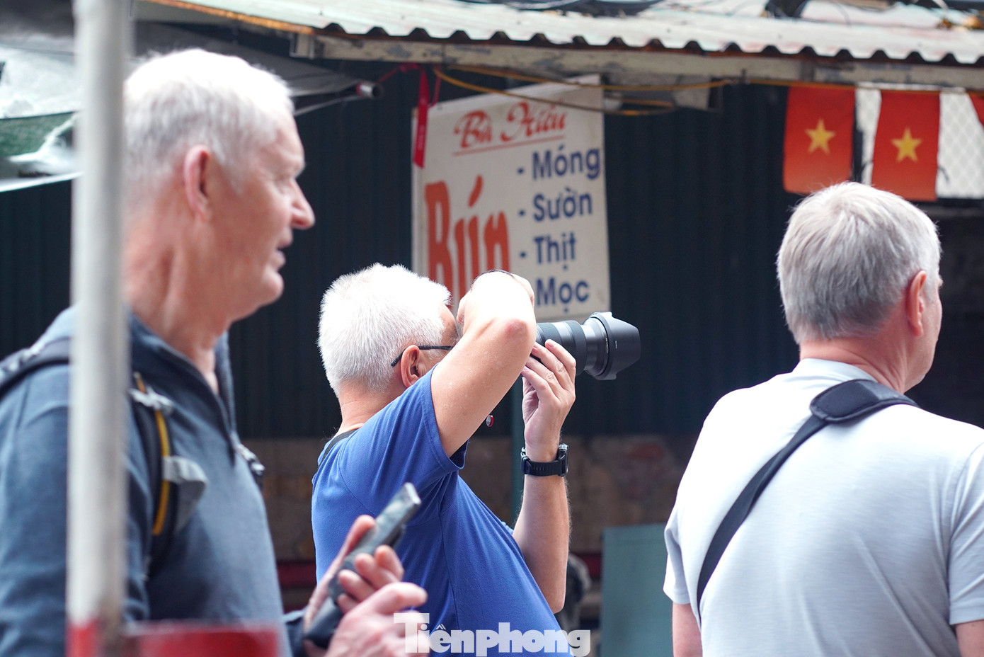 Nhiều du khách nán lại điểm chốt chặn để chụp hình từ xa.