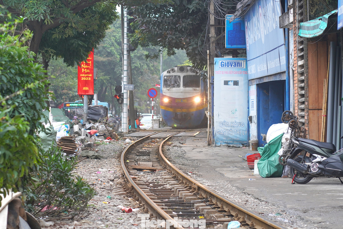 Quan sát, căn khoảng 5 - 10 phút trước khi tàu tới người dân và du khách ở đây mới "dọn đường" cho tàu chạy qua.