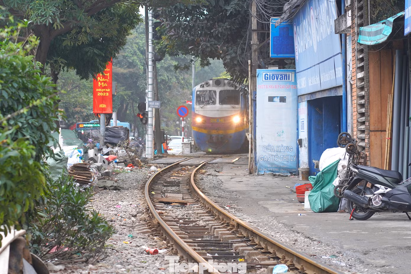 Quan sát, căn khoảng 5 - 10 phút trước khi tàu tới người dân và du khách ở đây mới "dọn đường" cho tàu chạy qua.