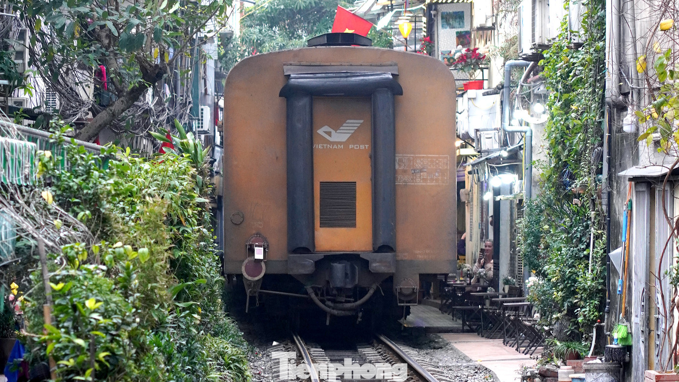 Chỉ 5 phút trước khi tàu tới, người dân và du khách mới thu ghế lui vào nhà.