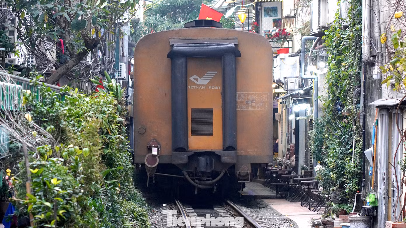 Chỉ 5 phút trước khi tàu tới, người dân và du khách mới thu ghế lui vào nhà.