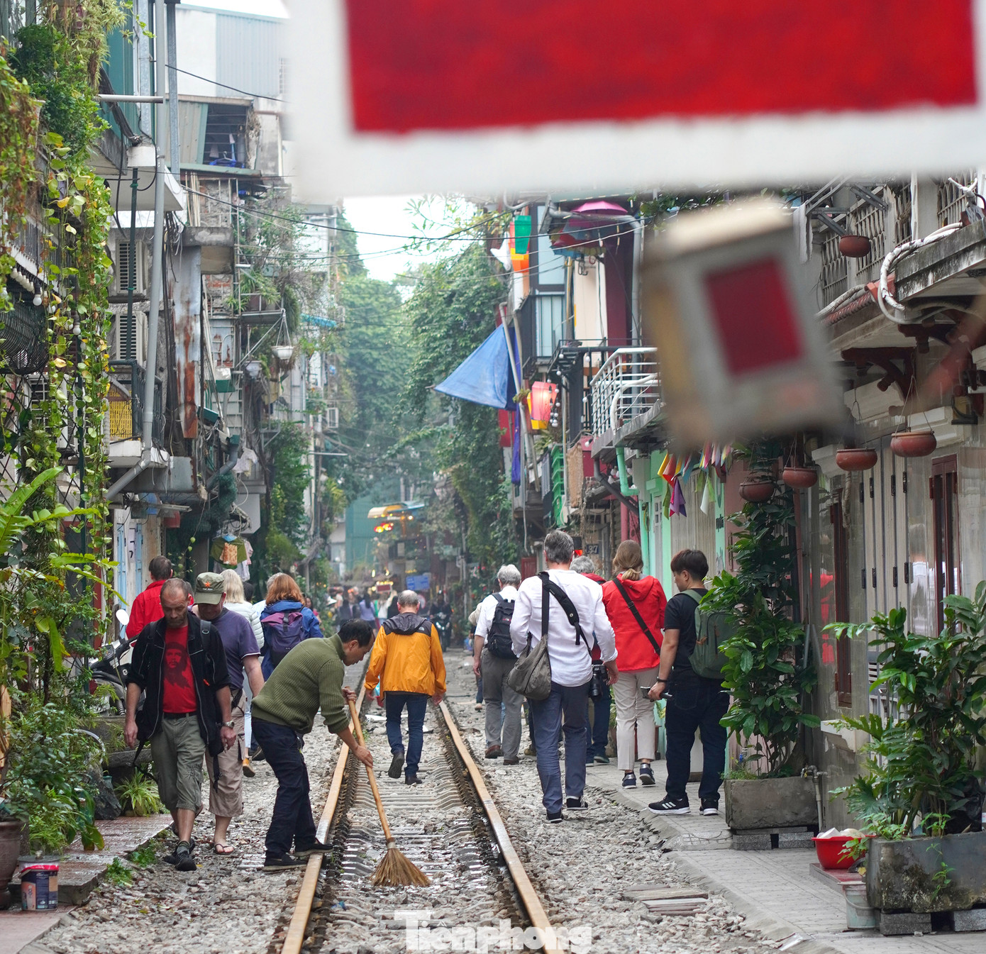 Đoàn du khách "bách bộ" trên đoạn đường ray không có chốt chặn đoạn phố Trần Phú - Điện Biên Phủ (Hoàn Kiếm - Hà Nội).