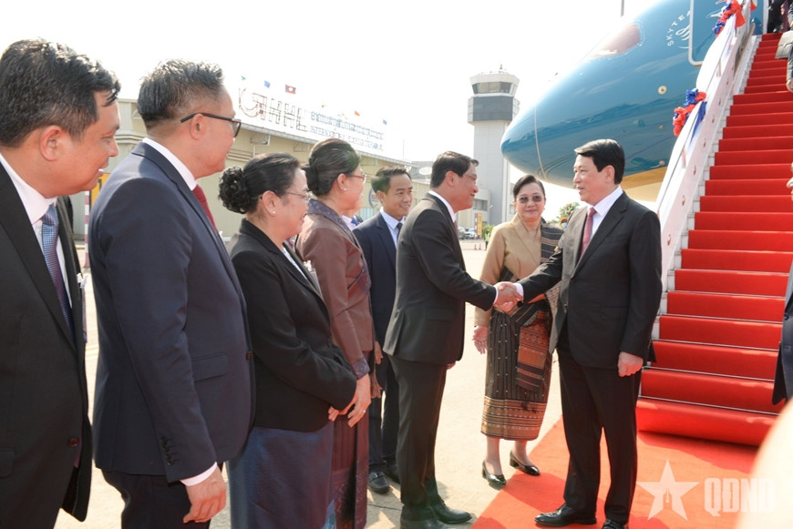 Chủ nhiệm Văn phòng Chủ tịch nước Lào cùng lãnh đạo các ban, bộ, ngành Lào đón Chủ tịch nước Lương Cường và đoàn đại biểu cấp cao Việt Nam tại sân bay. Ảnh: Báo Quân đội Nhân dân