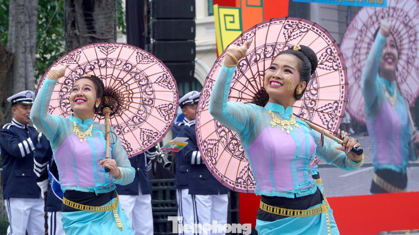 Không chỉ vậy, sự duyên dáng của các nữ cảnh sát Myanmar cũng khiến khán giả nức lòng. Không chỉ vậy, sự duyên dáng của các nữ cảnh sát Myanmar cũng khiến khán giả nức lòng.