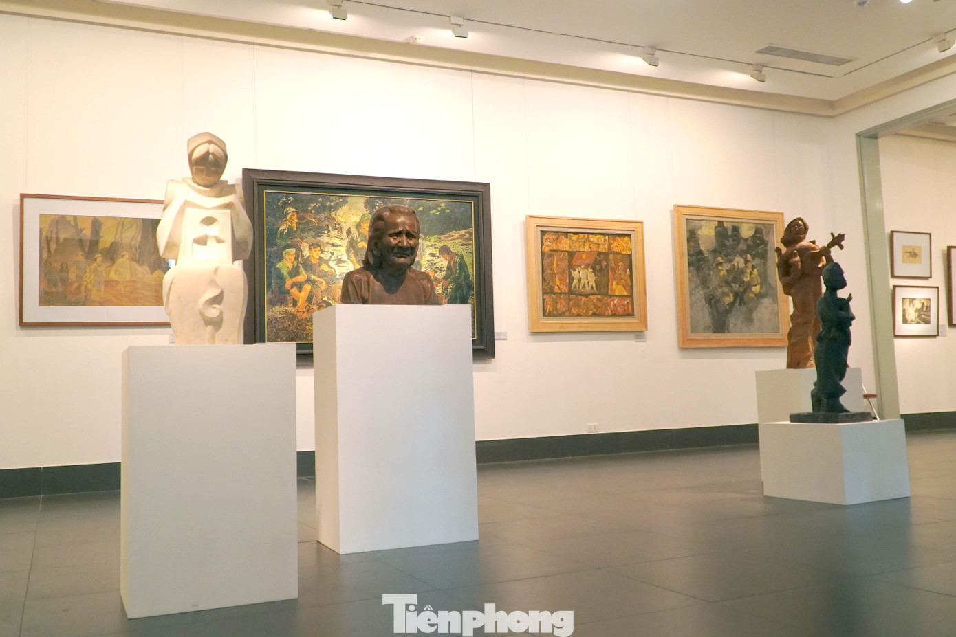 Bước chân vào không gian trưng bày của triển lãm là những ấn tượng bởi sự đa dạng của các loại hình tác phẩm, các thể loại tác phẩm được thể hiện rất phong phú trên nhiều chất liệu. Bước chân vào không gian trưng bày của triển lãm là những ấn tượng bởi sự đa dạng của các loại hình tác phẩm, các thể loại tác phẩm được thể hiện rất phong phú trên nhiều chất liệu.