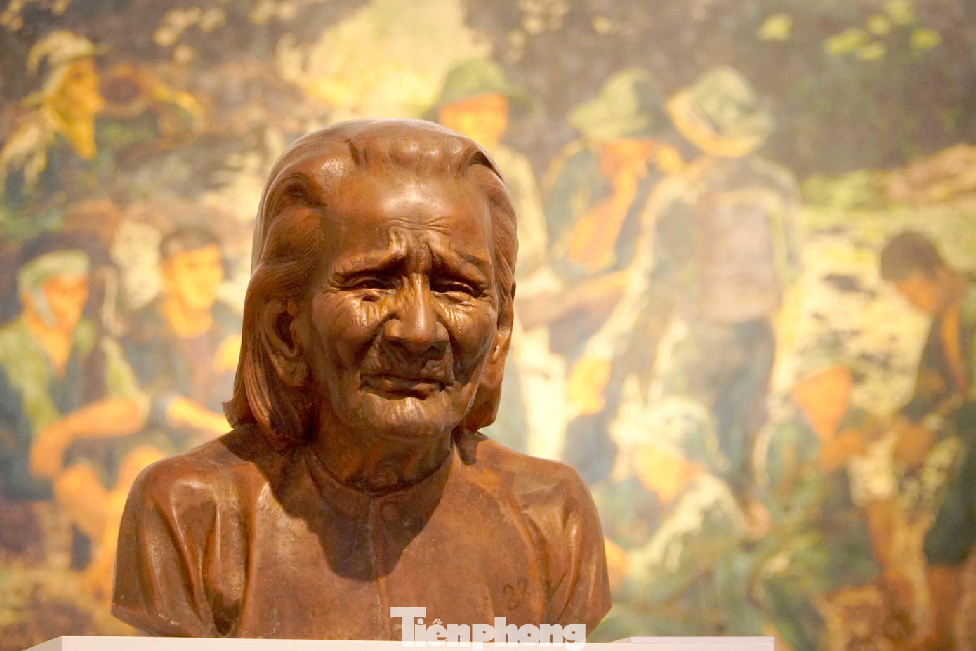 Tác phẩm điêu khắc thể hiện lòng tri ân với những người Mẹ Việt Nam anh hùng. Tác phẩm điêu khắc thể hiện lòng tri ân với những người Mẹ Việt Nam anh hùng.