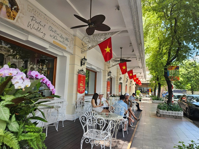 Một khách sạn ở đường Đồng Khởi, &quot;view&quot; nhìn ra Nhà hát TP HCM được nhiều du khách lựa chọn dịp lễ 30-4. Ảnh: Lam Giang