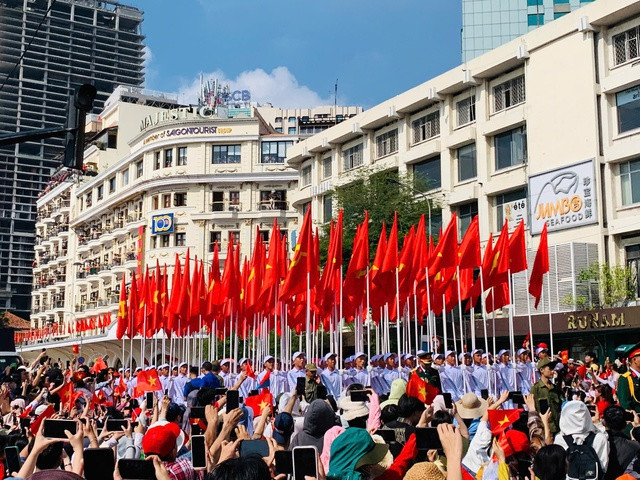 Những ngày sơ duyệt, tổng duyệt diễu binh, diễu hành vừa qua thu hút sự quan tâm rất lớn của người dân và du khách ở TP HCM. Ảnh: Duy Phú