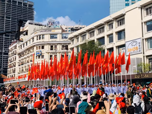 Những ngày sơ duyệt, tổng duyệt diễu binh, diễu hành vừa qua thu hút sự quan tâm rất lớn của người dân và du khách ở TP HCM. Ảnh: Duy Phú Những ngày sơ duyệt, tổng duyệt diễu binh, diễu hành vừa qua thu hút sự quan tâm rất lớn của người dân và du khách ở TP HCM. Ảnh: Duy Phú