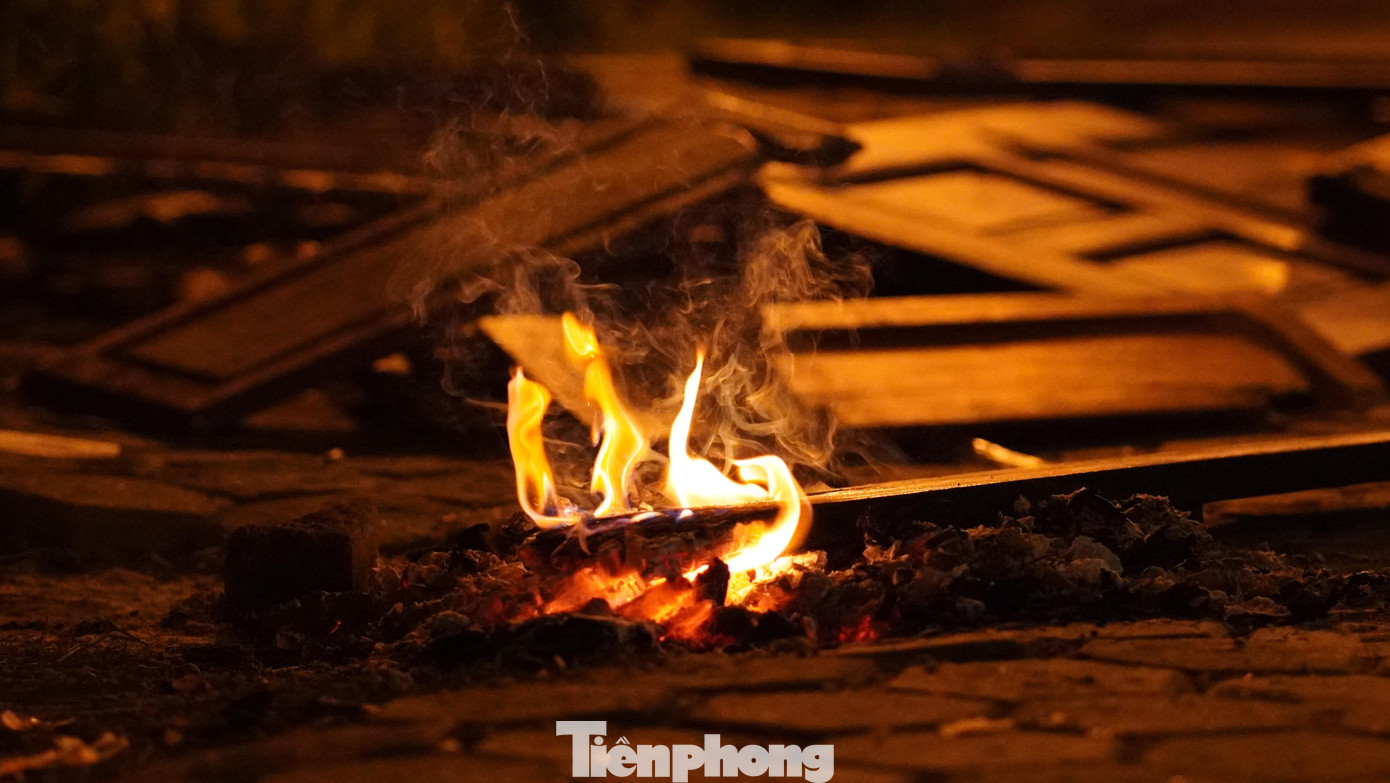 Đốt lửa sưởi ấm, hơ nóng bàn tay đang cóng lạnh vài phút rồi lại tiếp tục đêm lao động dở dang.