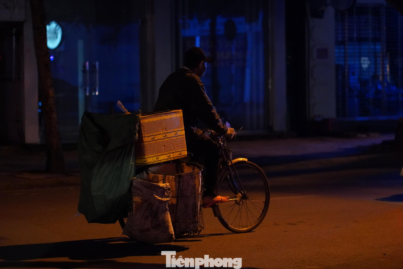 Như có luật bất thành văn, với nam giới làm công việc này thì dù giá lạnh, rét buốt cả tay chân họ cũng phải di chuyển nhiều hơn, xa hơn để nhường những khu vực dân cư đông cho phụ nữ và người già.