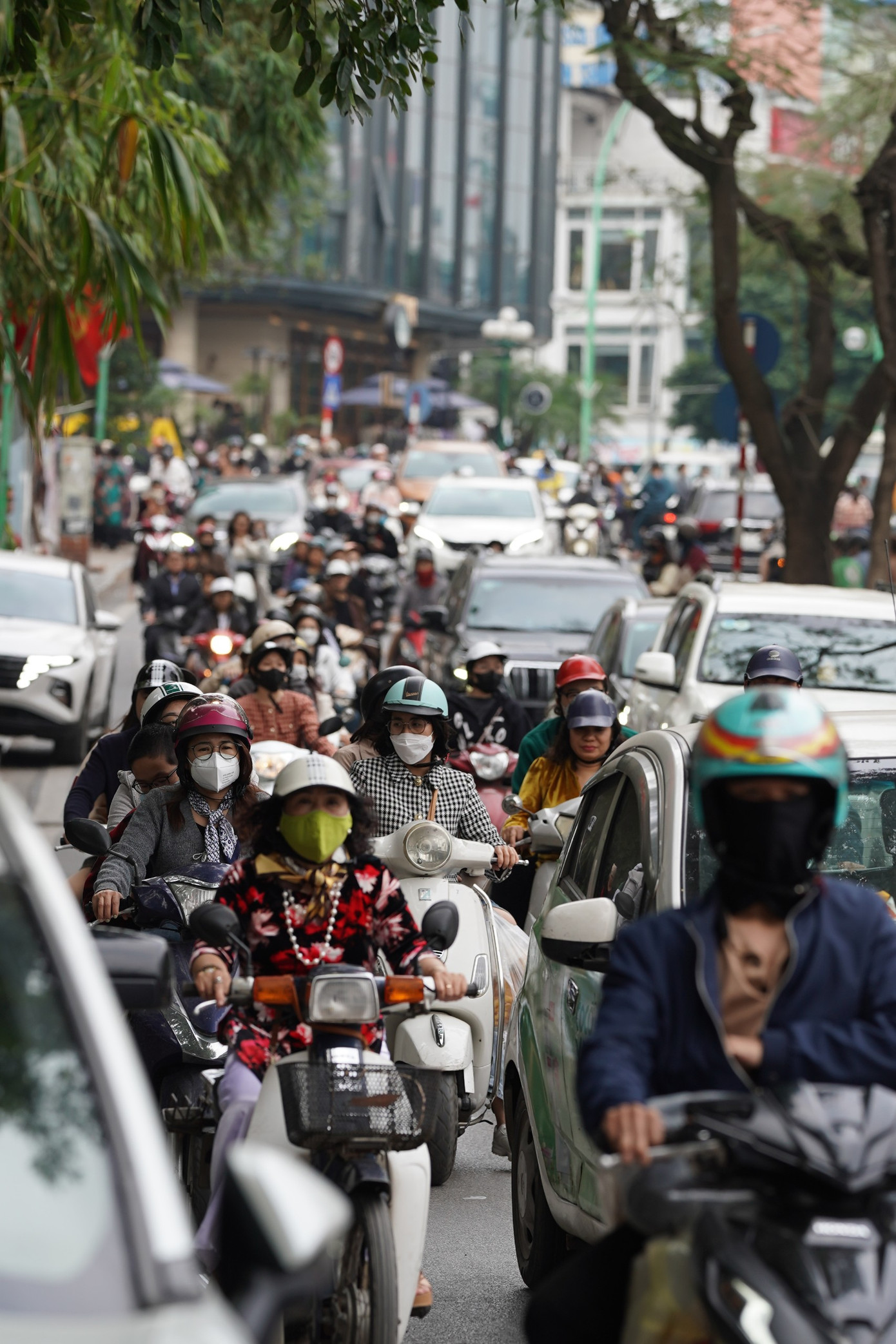 Bên cạnh đó các tuyến đường như Âu Cơ, Lạc Long Quân, đường Thanh Niên và một số điểm tập trung người dân đi lễ, du xuân đầu năm cũng có lưu lượng đột biến tăng.