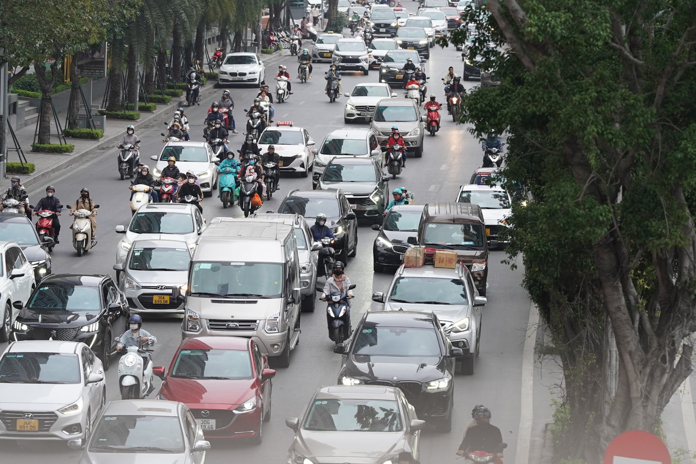 Tại nhiều khu vực, các xe ô tô mới thoát ùn ứ ở cửa ngõ lại bị kẹt nhẹ vì các 'nút thắt cổ chai' và chờ đèn đỏ.