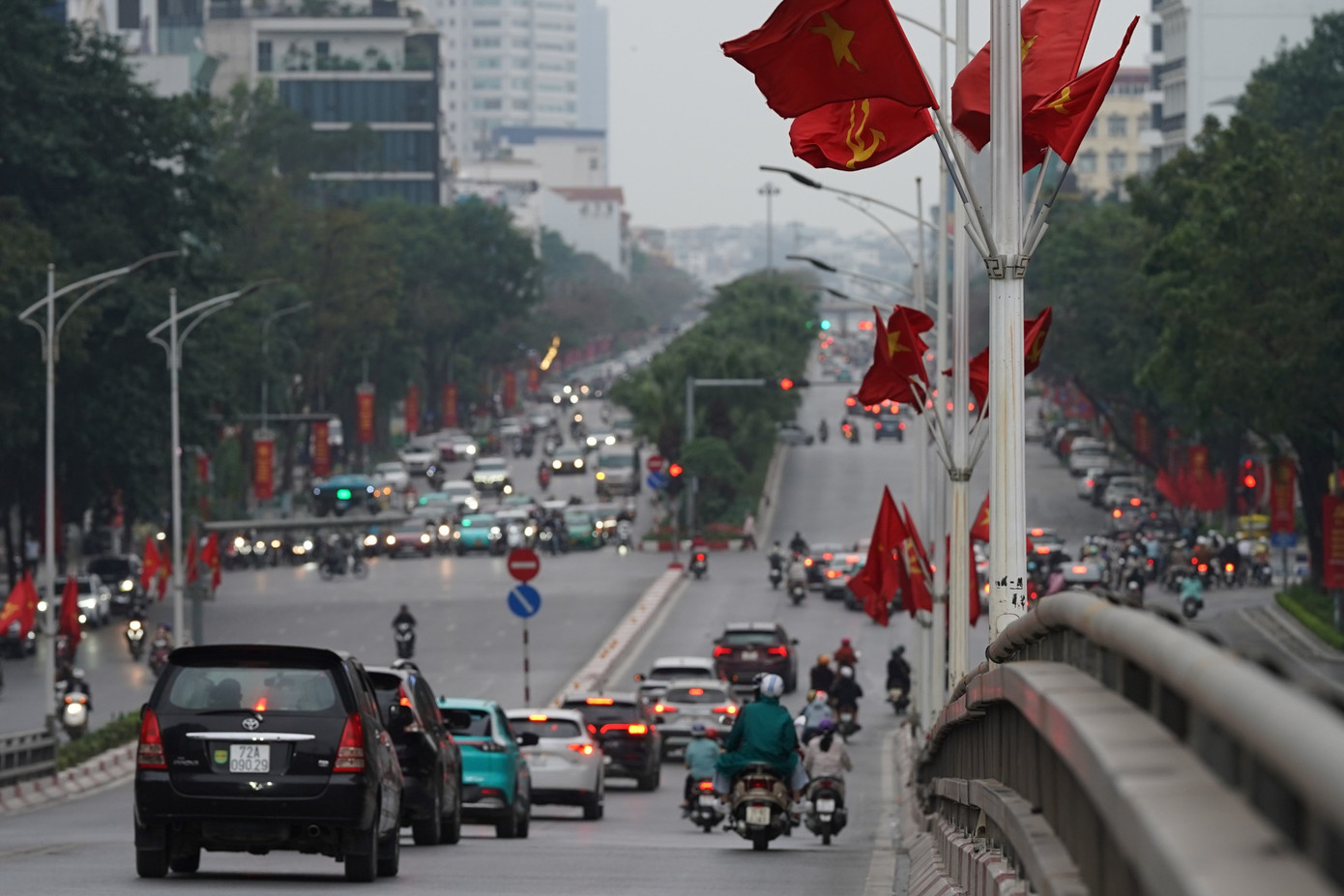 Mật độ giao thông tăng cao trông thấy rõ tại nhiều tuyến phố như Yên Phụ, Kim Mã, Đào Tấn, Nguyễn Chí Thanh, Trần Duy Hưng ...