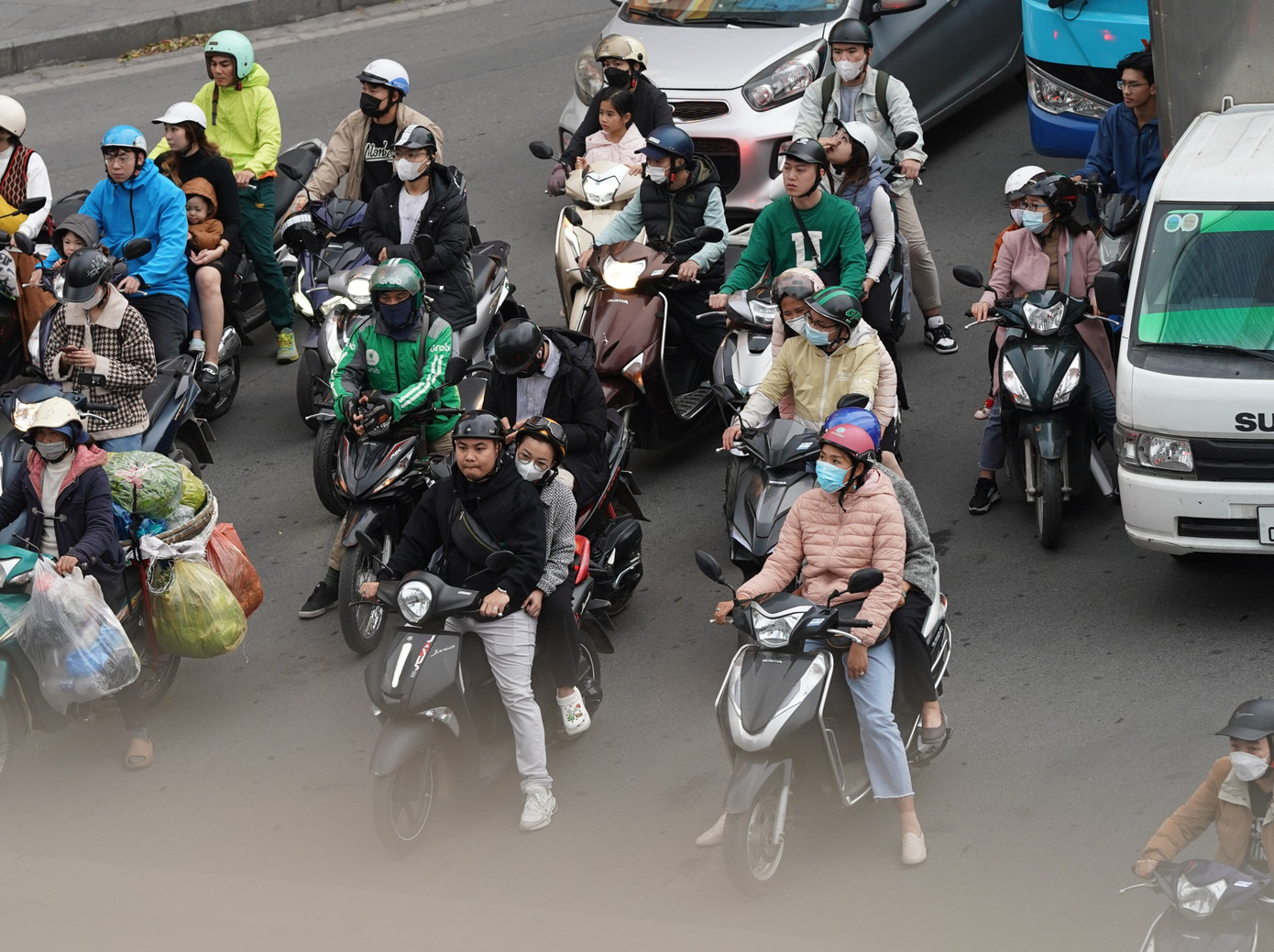 Áp lực giao thông lúc này đột ngột đè lên các trục đường chính trong khu vực nội đô Hà Nội.