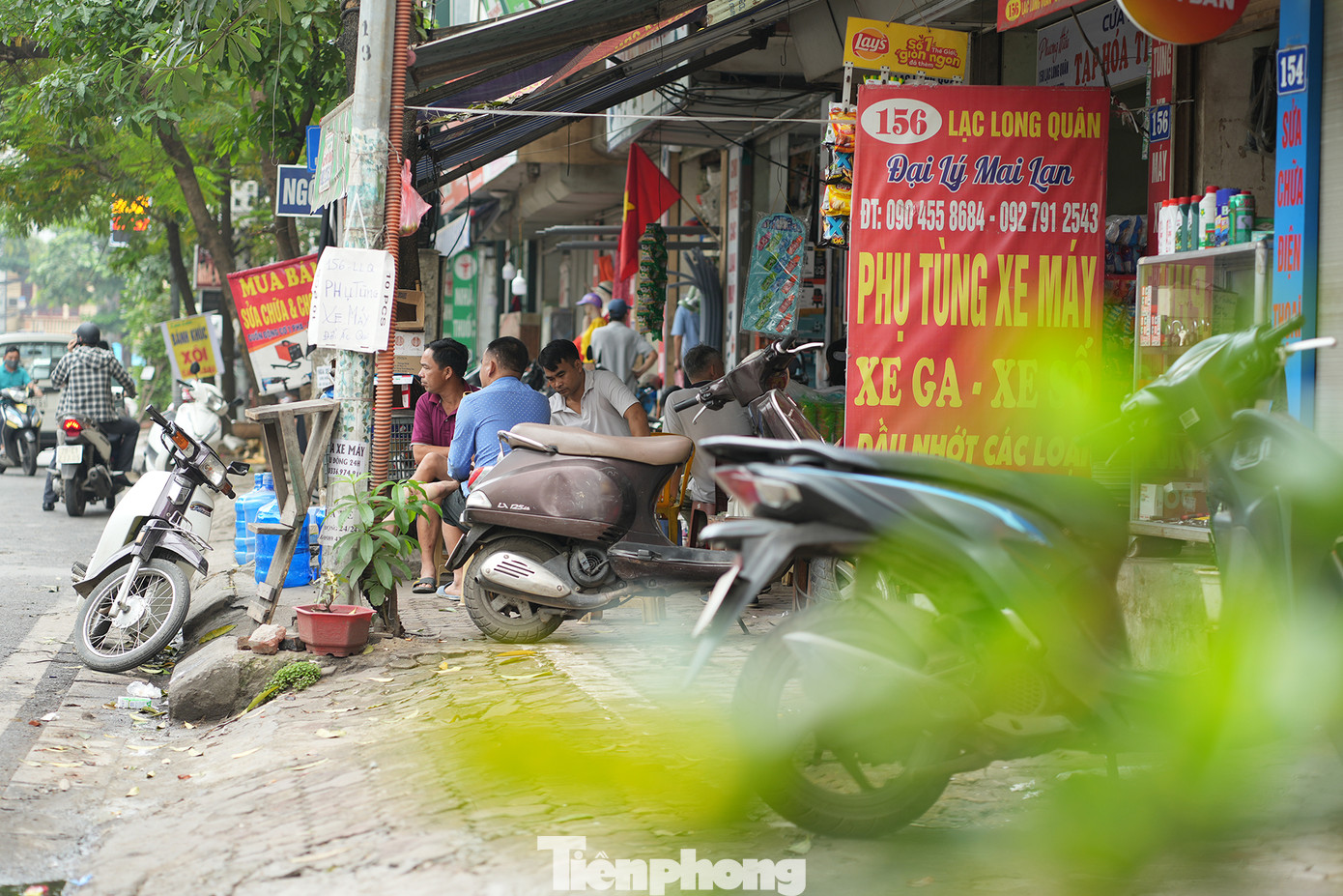 Hộ dân này nghiễm nhiên che mái, bày bán quán cóc chiếm dụng toàn bộ vỉa hè trước nhà.