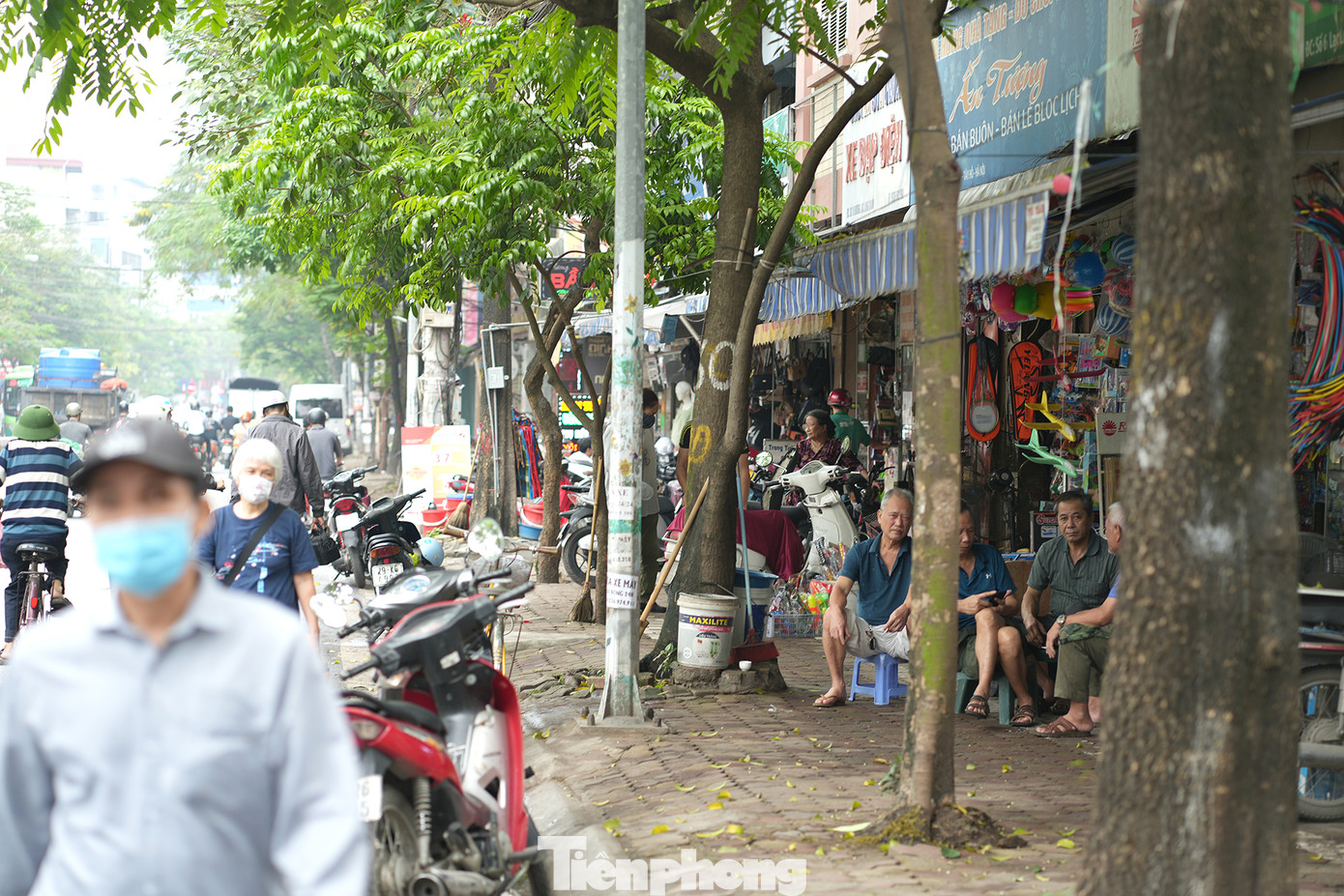 Tại đoạn phố Lạc Long Quân (quận Tây Hồ - hướng đi Cầu Nhật Tân) không gian vỉa hè bị lấn chiếm nghiêm trọng.