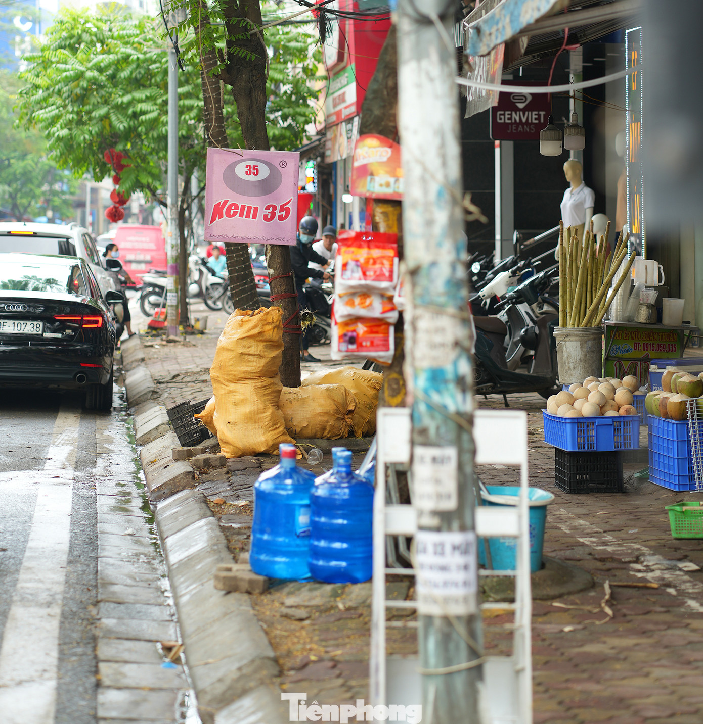 Khung cảnh nhếch nhác xuống cấp bởi hàng hóa, vật liệu tập kết lấn hết không gian vỉa hè.