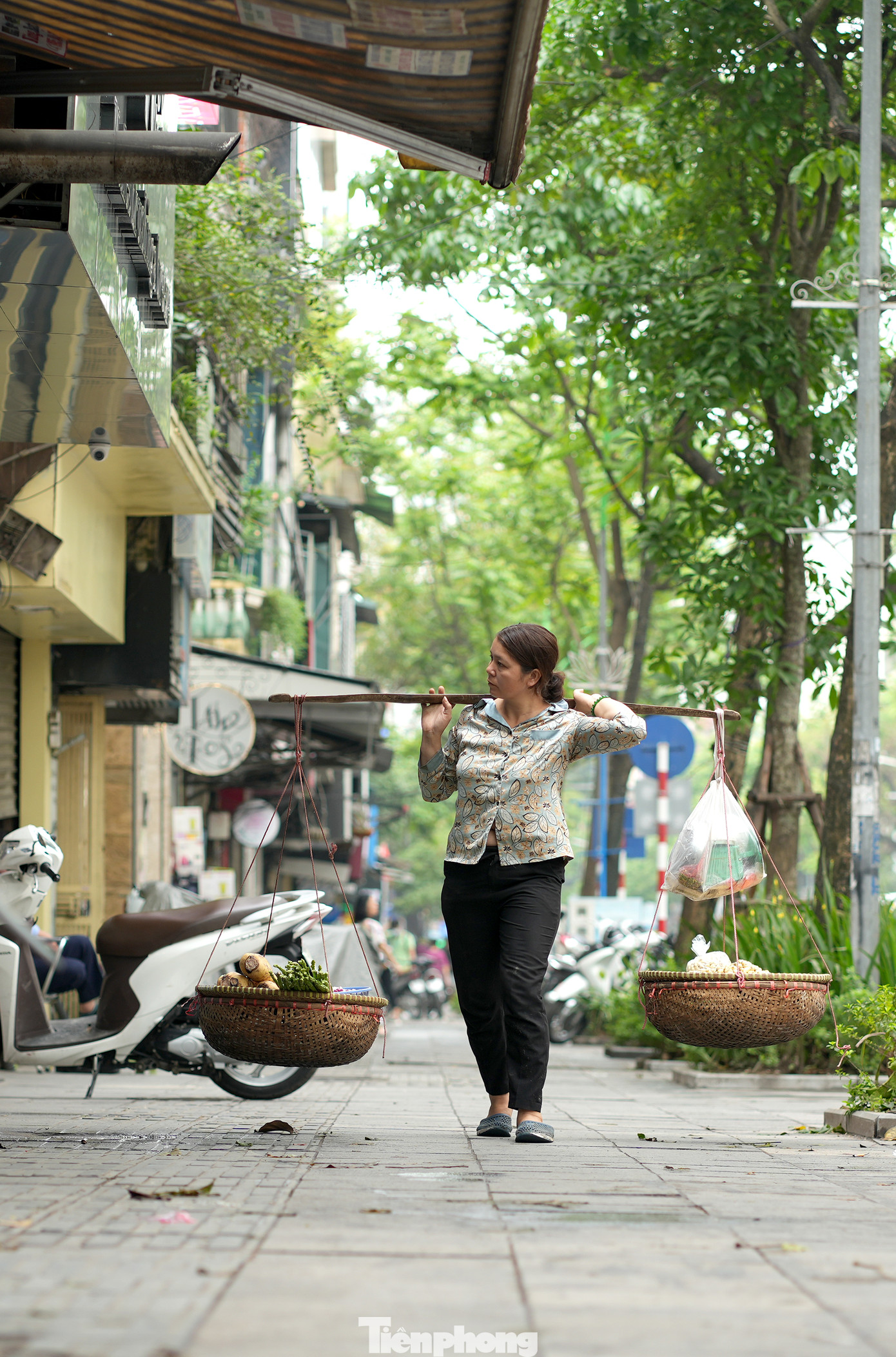 Chị Nguyễn Thị Vân (Bạch Đằng - Hà Nội) chia sẻ: "Là lao động đường phố, tôi thường di chuyển qua đoạn vỉa hè Hàng Bài - phố Huế để bán hàng. Trước kia đoạn vỉa hè này thường xuyên chật kín xe cộ và bàn ghế của các hàng ăn. Vào giờ trưa tôi phải đi dưới lòng đường vì vỉa hè chật kín. Hiện tại vỉa hè thoáng đãng tôi di chuyển rất thuận lợi".