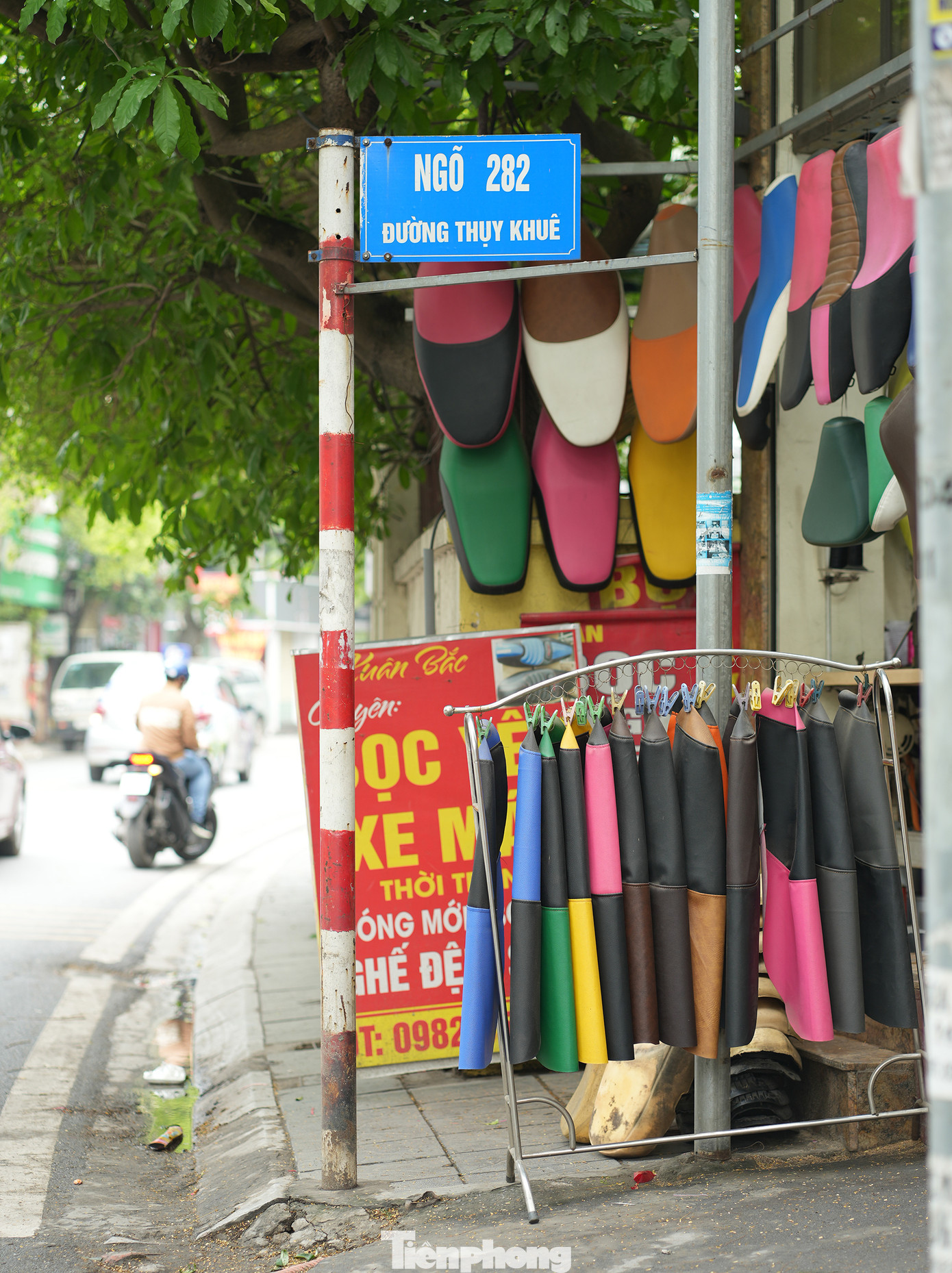 Biển quảng cáo, móc treo 'che khuất' lối đi.