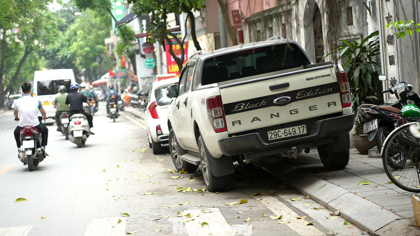 Vỉa hè hẹp bên trong đã có xe máy đỗ, loạt xe ô tô này vẫn 'ghé mình' chiếm dụng không gian chung.