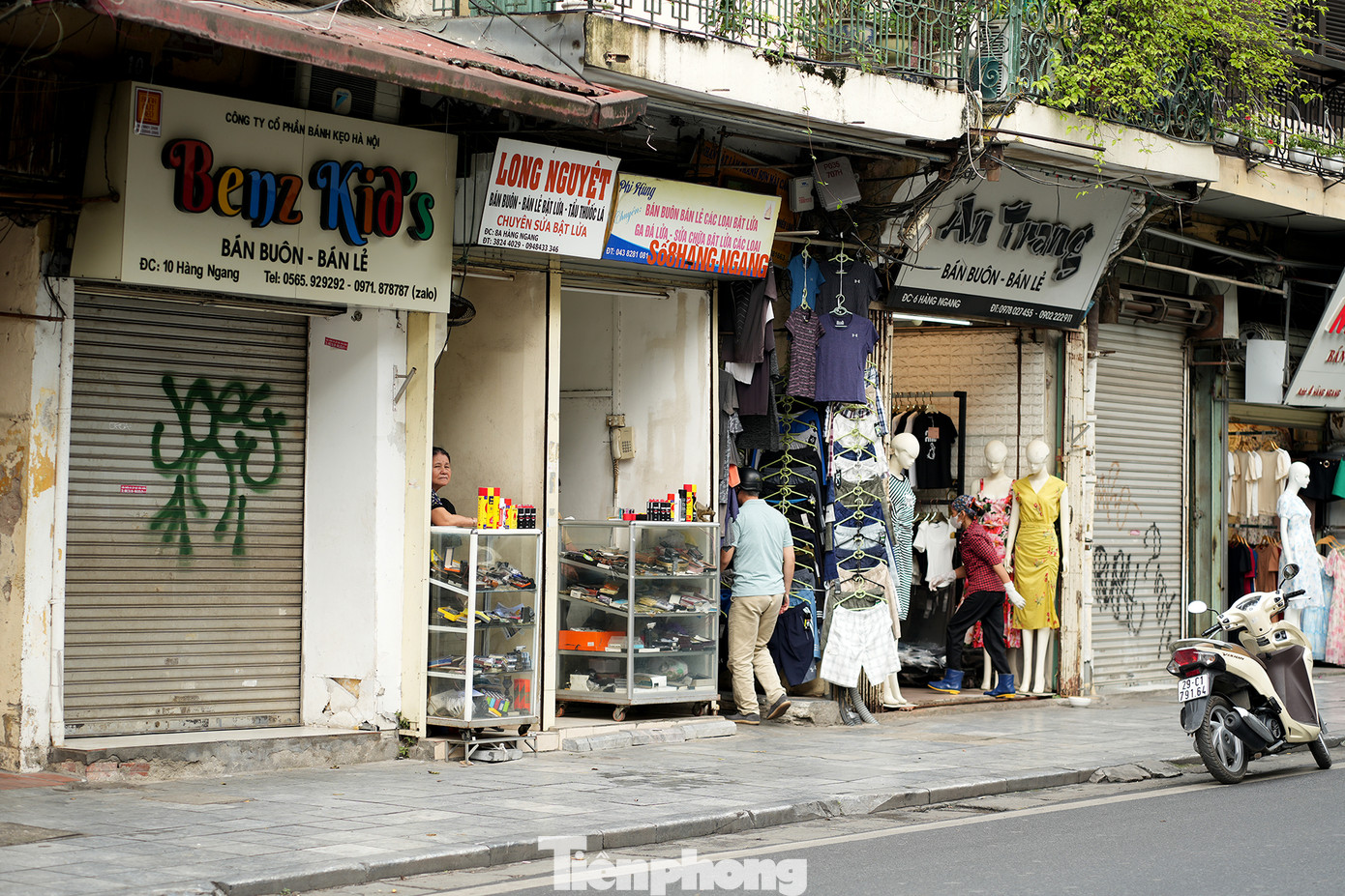 Các tủ kệ kinh doanh, hàng hóa được sắp xếp ngăn nắp gọn gàng trong không gian cửa hàng (phố Hàng Ngang).