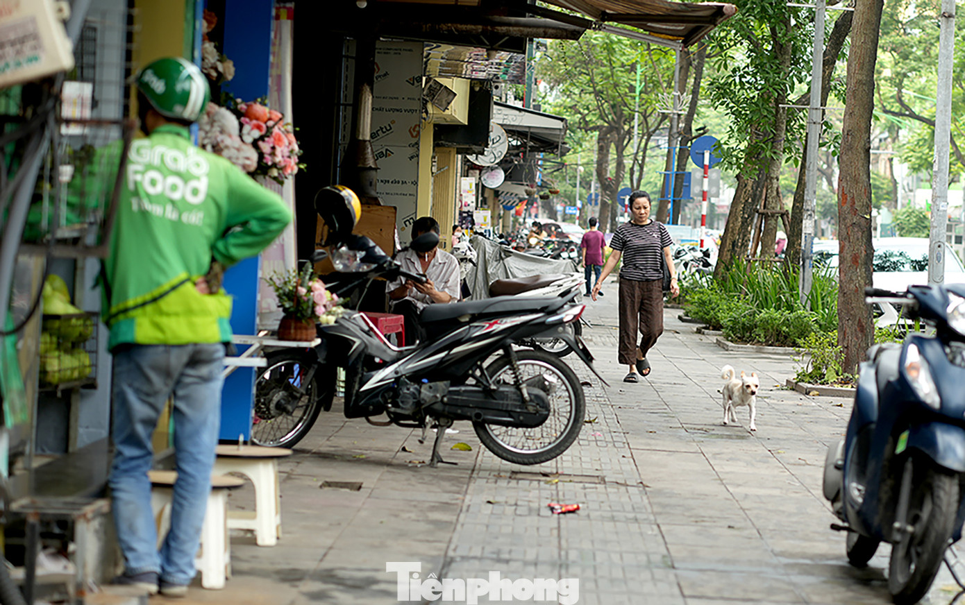 Người dân có không gian đi lại thuận lợi trên vỉa hè.