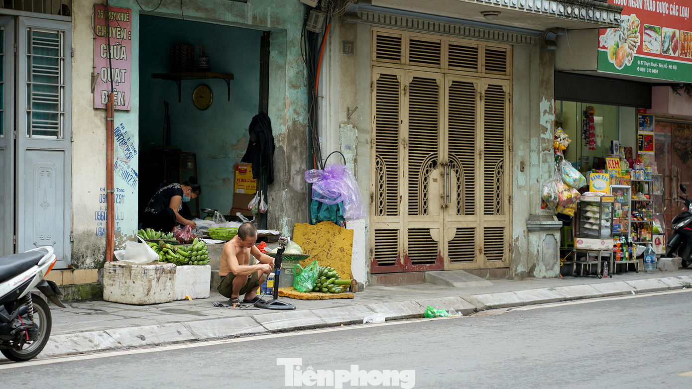 Tuy nhiên, tại một số khu vực khác vẫn đang tiếp diễn tình trạng lấn chiếm vỉa hè khiến công việc chỉnh trang bộ mặt đô thị còn gặp nhiều khó khăn. Đặc biệt tình trạng khi gặp nhắc nhở thì người dân thu dọn, khi lực lượng chức năng rời đi lại tái diễn vi phạm ngay lập tức. Đơn cử như đoạn đường Thụy Khuê (quận Ba Đình - Hà Nội).