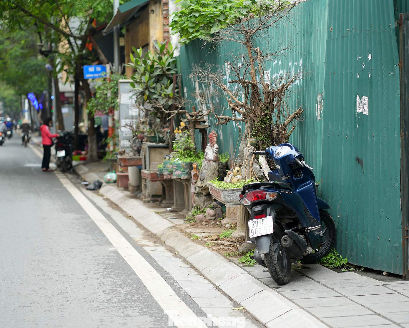 Chỗ cho người đi bộ lưu thông bị bít kín bởi các chậu cây, tiểu cảnh của hộ dân lân cận và công trình xây dựng phía trong.