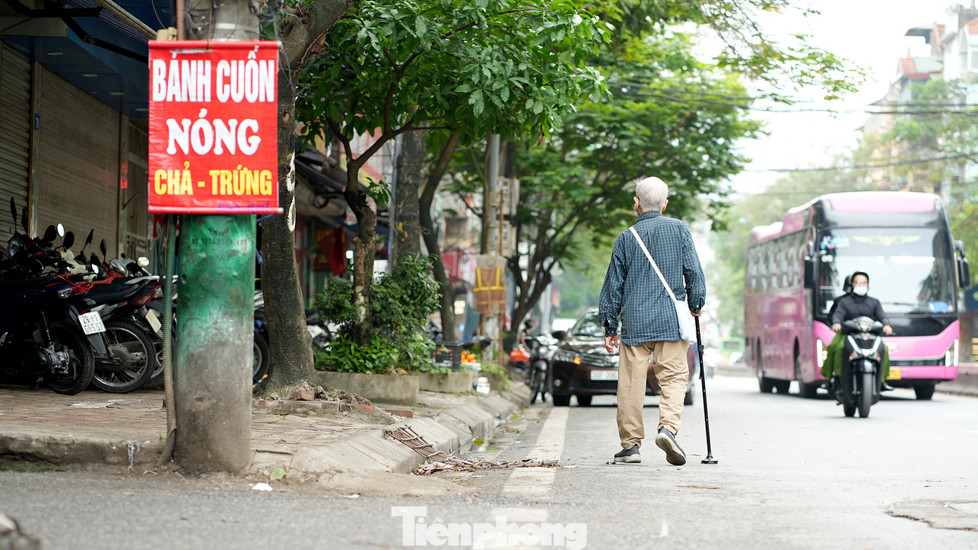 Người dân chỉ còn cách đi bộ dưới lòng đường bất chấp nguy hiểm từ các phương tiện lưu thông một chiều.