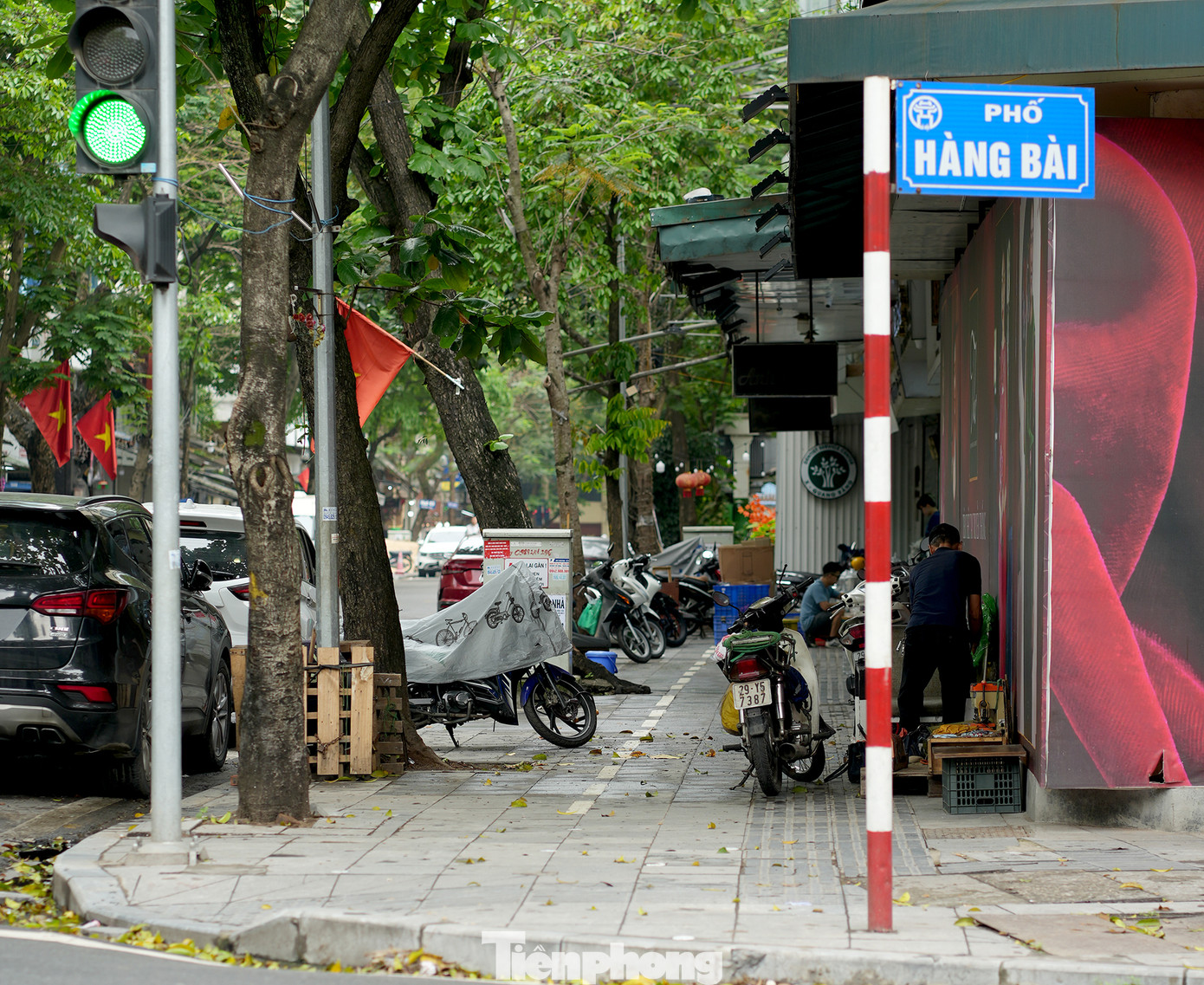 Đoạn vỉa hè này từng là điểm lấn chiếm bán hàng của một số tiểu thương kinh doanh đồ sứ, thủy tinh... đến nay cũng đã hoàn trả lối đi cho người đi bộ.