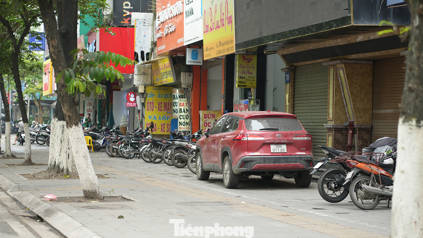 Sang khu vực phố Nguyễn Khánh Toàn (quận Cầu Giấy) dù rằng vỉa hè khu vực này đã được 'dọn dẹp' rất thoáng đãng nhưng lại xuất hiện nhiều ô tô 'chễm chệ' chiếm dụng làm chỗ đỗ. Ông Phùng Văn Chất - cư dân ngõ 118 Nguyễn Khánh Toàn cho biết: "Cư dân trong khu vực chúng tôi đều có ý thức giữ trật tự cho vỉa hè. Nhiều hộ kinh doanh ở mặt tiền cũng đã chấp hành rất nghiêm. Nhưng gần đây vào nhiều thời điểm trong ngày có các xe ô tô 'lạ' tới chiếm dụng vỉa hè làm chỗ đỗ. Lực lượng chức năng tới thì họ di chuyển, sau đó lại quay lại".