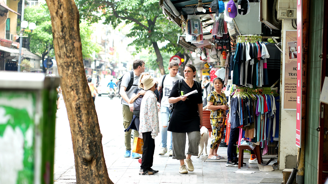 Du khách thoải mái dạo bước trên phố Hàng Đào (Hoàn Kiếm).