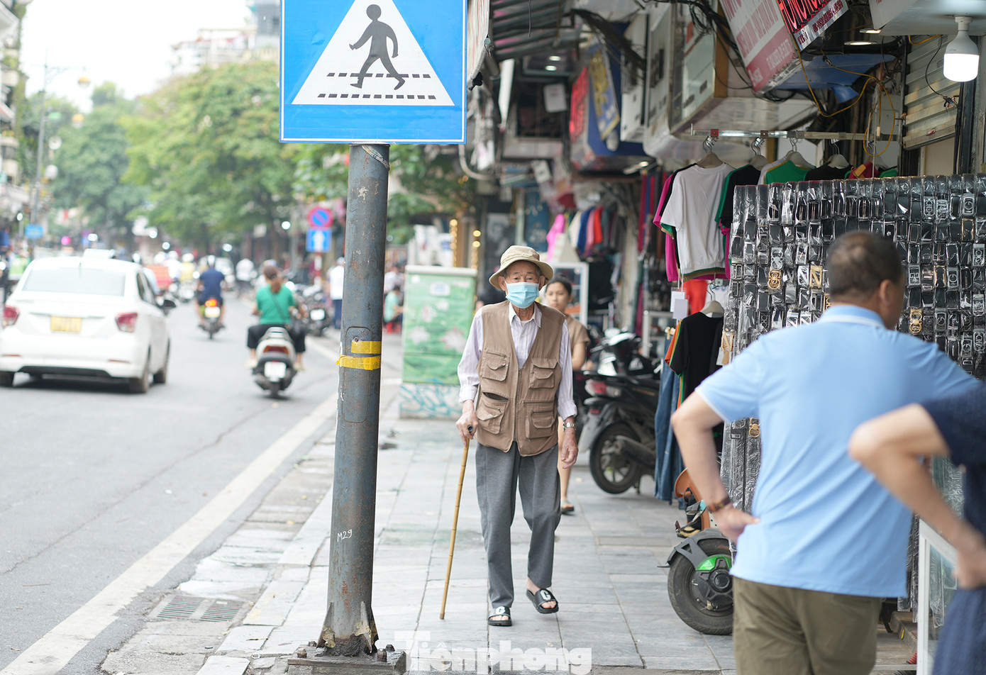 Tại khu vực phố cổ Hà Nội, các hộ dân kinh doanh nơi 'ngõ nhỏ, phố nhỏ' cũng tuân thủ nghiêm chỉnh việc không lấn chiếm vỉa hè.