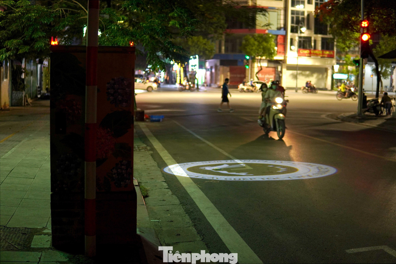Vẫn còn những cơ sở chiếu rọi đèn quảng cáo dưới lòng đường. Phản xạ mất lái do tránh "vật thể" trên lòng đường này xảy ra khá phổ biến, rất nguy hiểm.