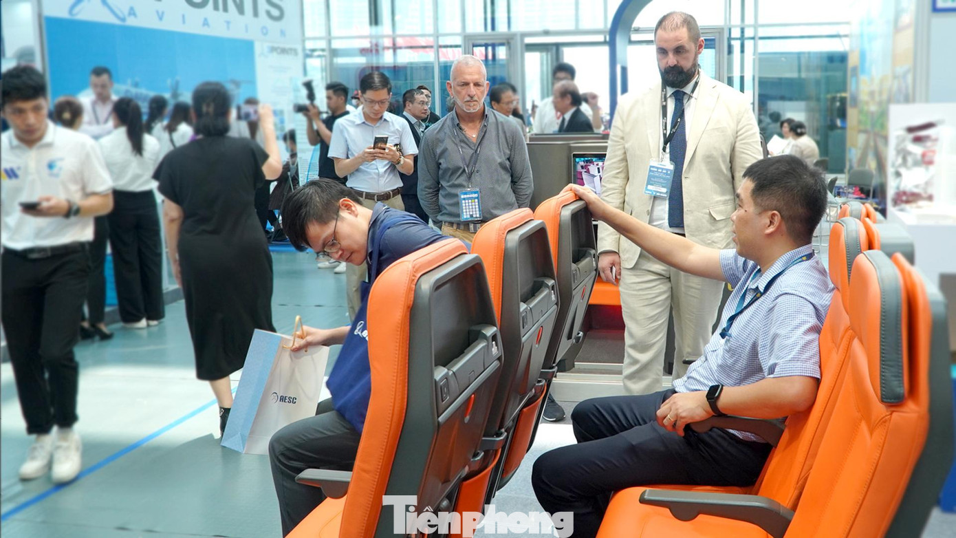 Hình ảnh trải nghiệm không gian ghế hành khách hạng phổ thông với công nghệ và chất lượng mới.