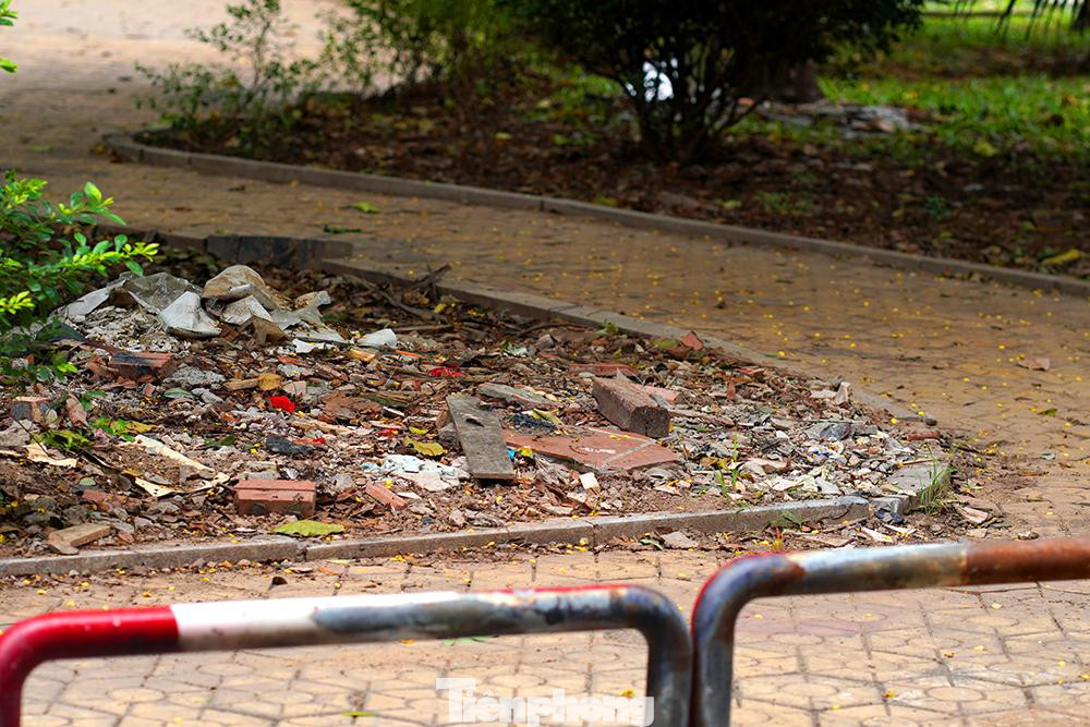 Nhiều góc còn lưu vết tích của việc tập kết phế liệu và rác thải, chưa được dọn dẹp nhìn vô cùng nhếch nhác.