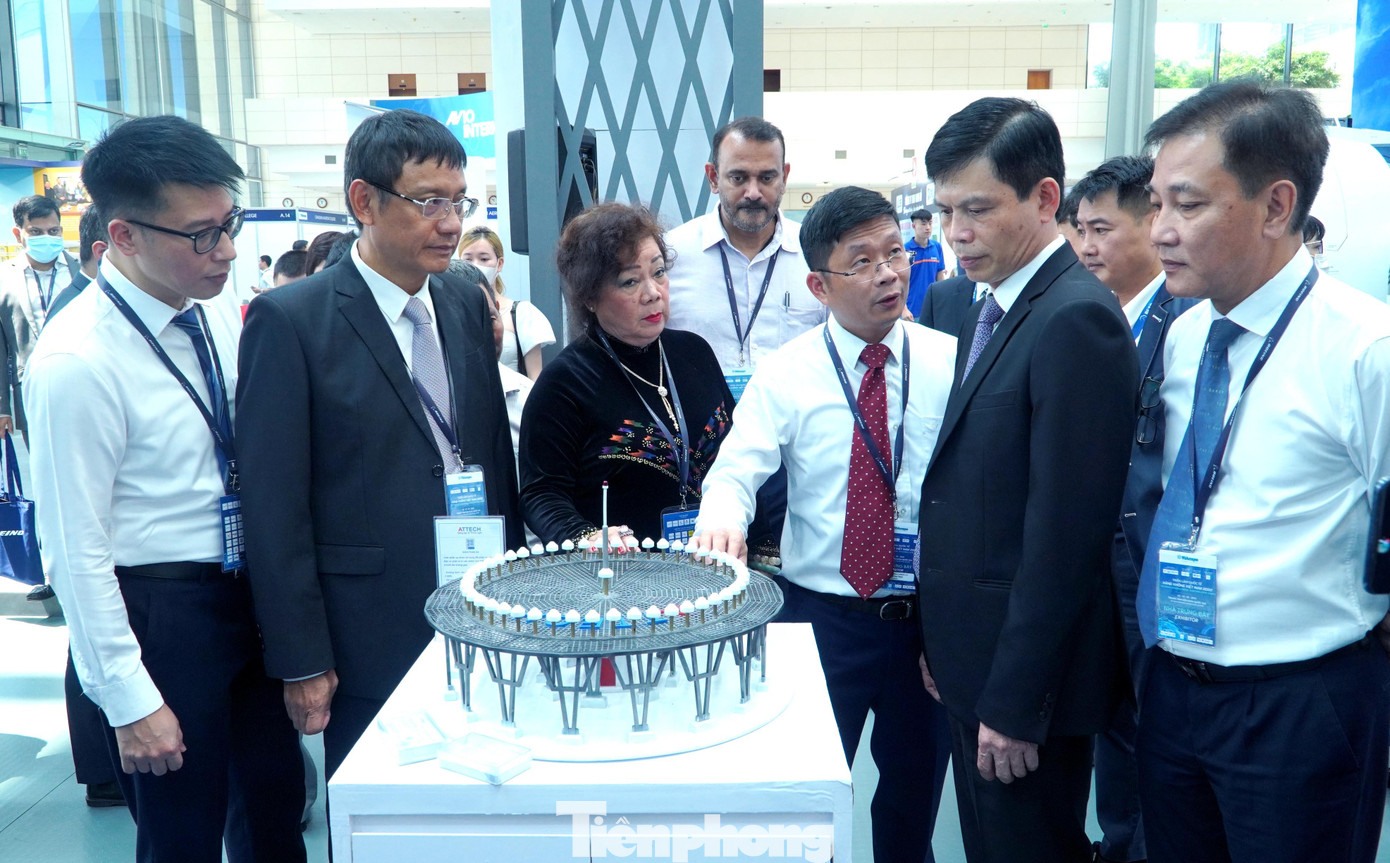 Thứ trưởng Bộ Giao thông vận tải Lê Anh Tuấn tham dự triển lãm.