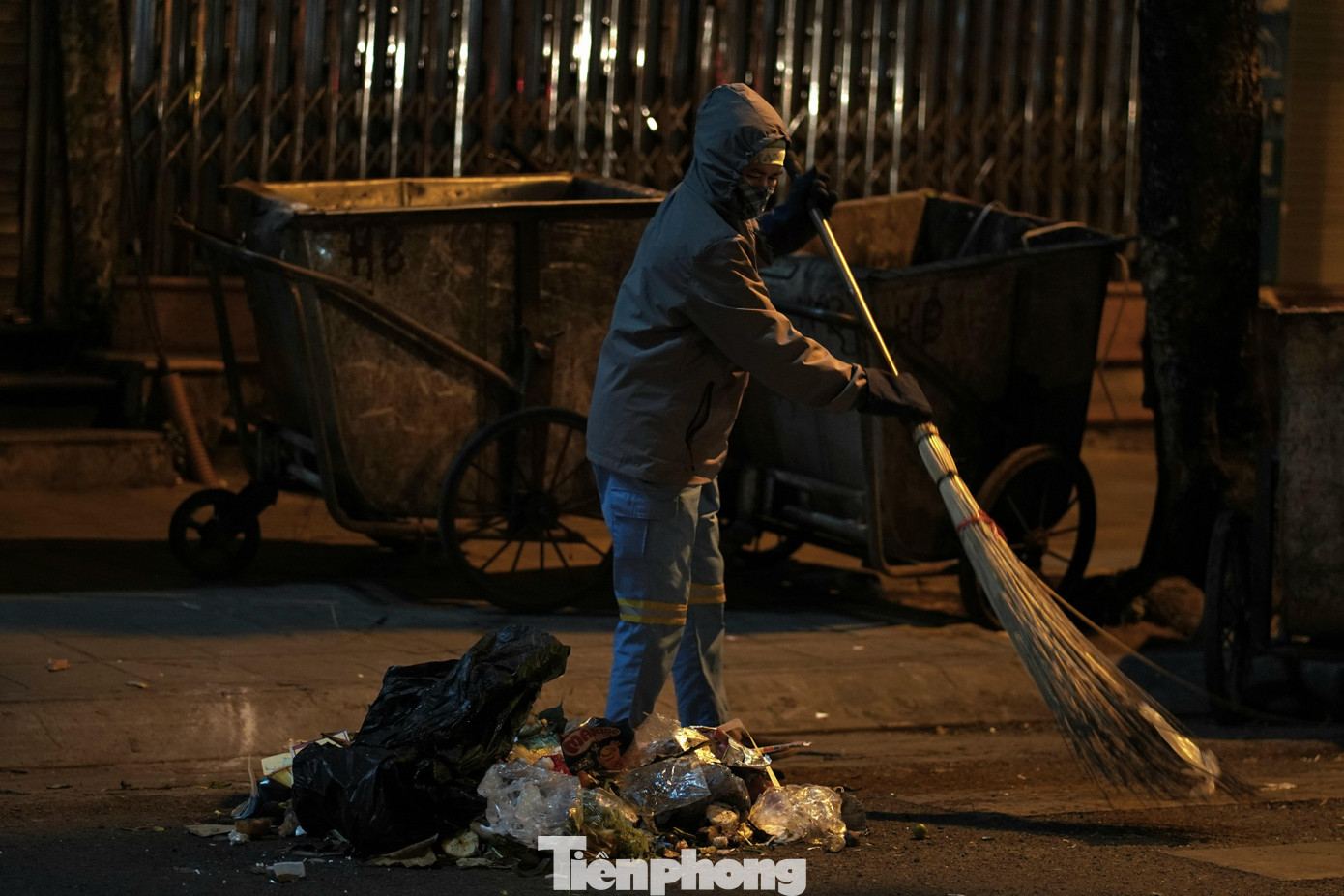 Công nhân vệ sinh môi trường âm thầm làm công việc thường nhật của mình trong mọi ngõ ngách của Hà Nội.