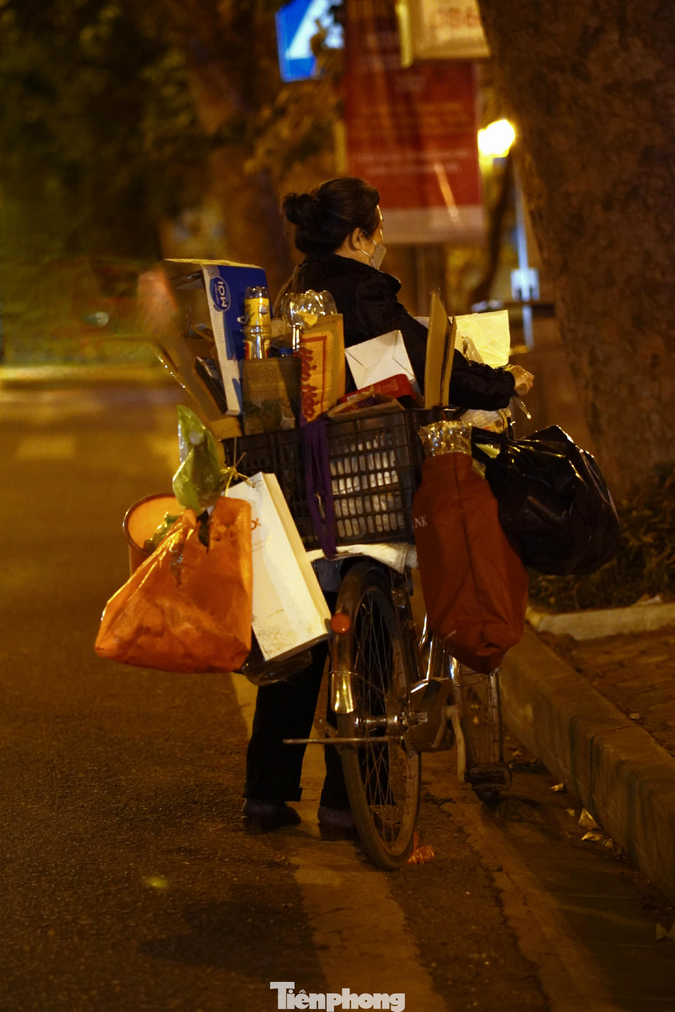 ‘Tôi đi nhặt rác từ 20h đến 2h sáng hôm sau, dù đêm rét buốt cũng vẫn phải cố mà đi. Vì đó mới là thời điểm hàng quán người ta đóng cửa, và họ để lại chai lọ, bìa các tông có thể bán được”. Chị Tâm nhà ở Phúc Xá chia sẻ