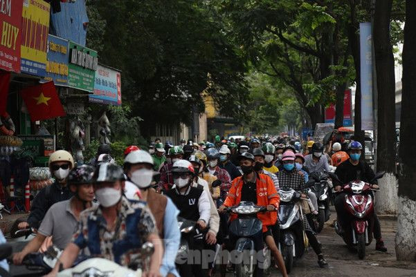 Các tuyến đường ở Hà Nội như Vành Đai 3, đường Giải Phóng càng trở nên đông đúc và tắc nghẽn.