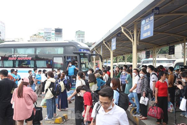 Tại các lối đi lại cũng rất đông người dân đứng chờ xe xuất bến.