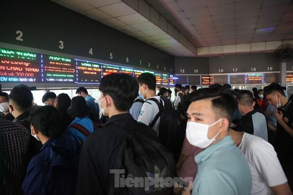 16h, người dân xếp hàng dài tại khu vực bán vé ở bến xe Nước Ngầm.