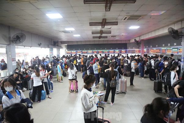 Khu vực xếp hàng mua vé 'chật như nêm'.