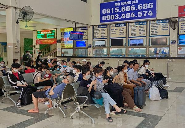 Rất nhiều người đang ngồi chờ xe ở bến xe Mỹ Đình.