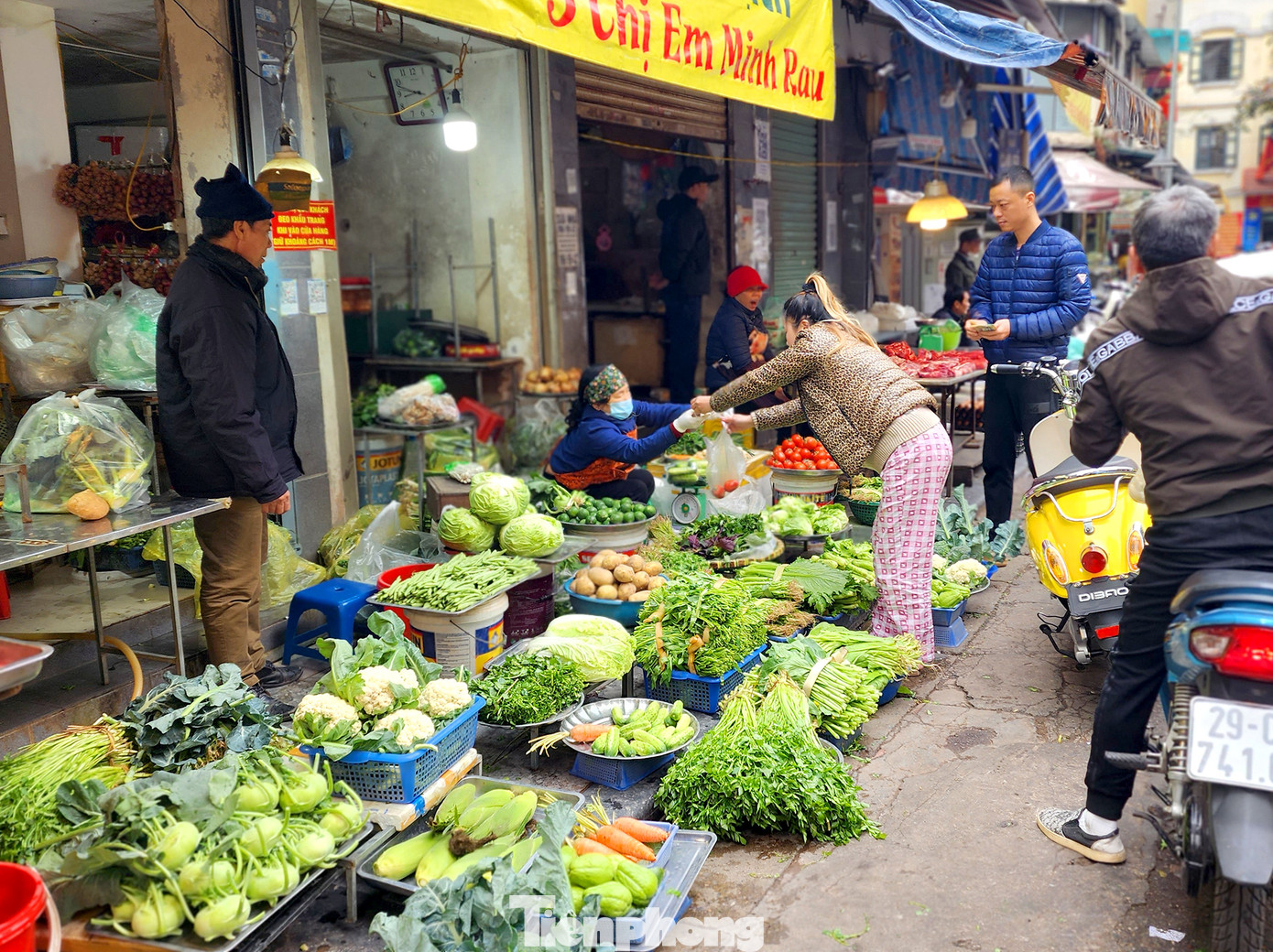 Nhiều gia đình đi chợ mua rau xanh giải "ngấy" cho mâm cỗ Tết. Nhiều gia đình đi chợ mua rau xanh giải "ngấy" cho mâm cỗ Tết.