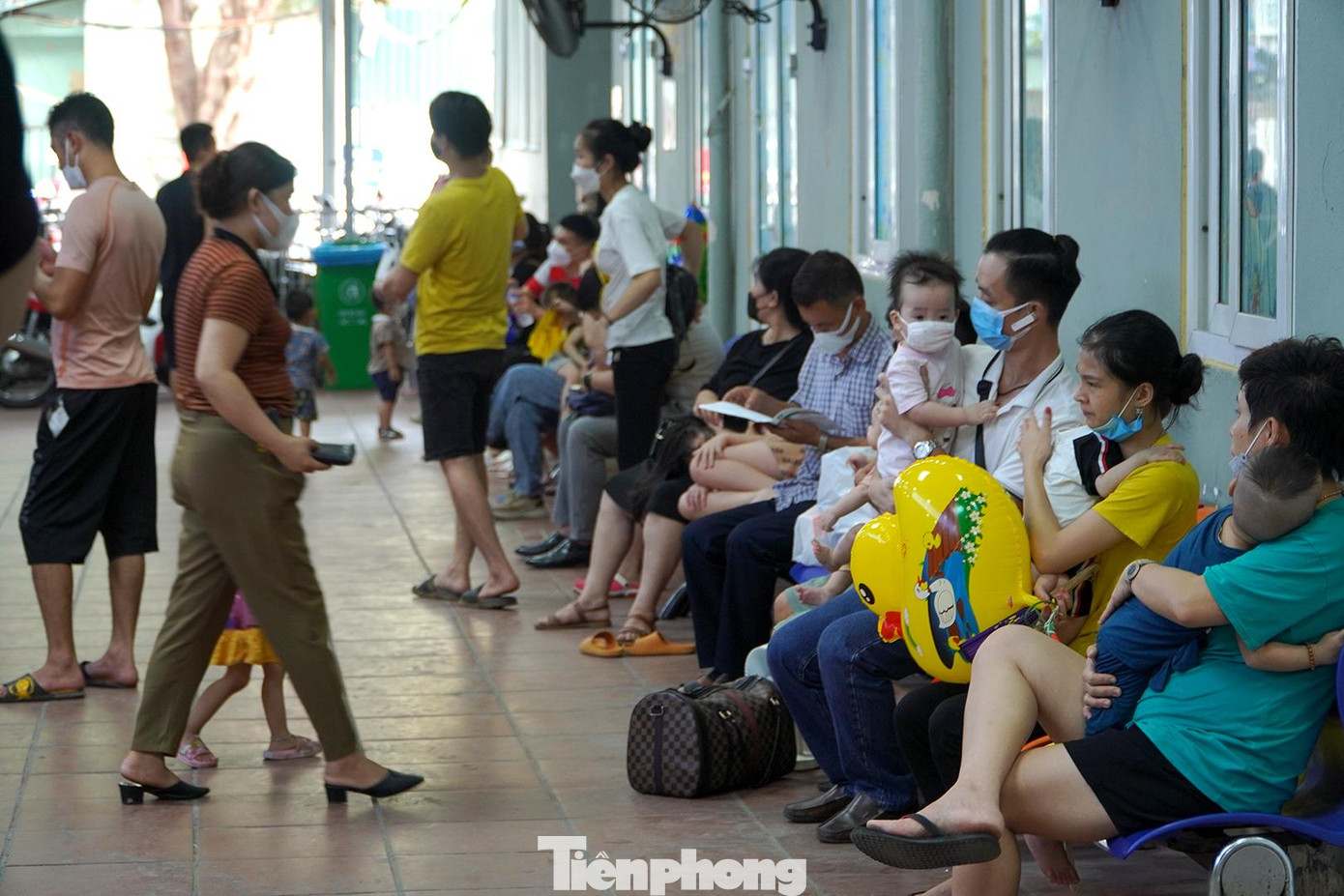 Đi khám đông nhưng phải nhập viện không nhiều, nên việc xếp hàng chờ mua thuốc tại nhà thuốc bệnh viện cũng khá mất thời gian. Tuy vậy, theo ghi nhận của phóng viên, không hề có việc chen lấn, nhếch nhác trong khi chờ đợi. Mọi người đều tuân thủ nghiêm túc quy định của bệnh viện.