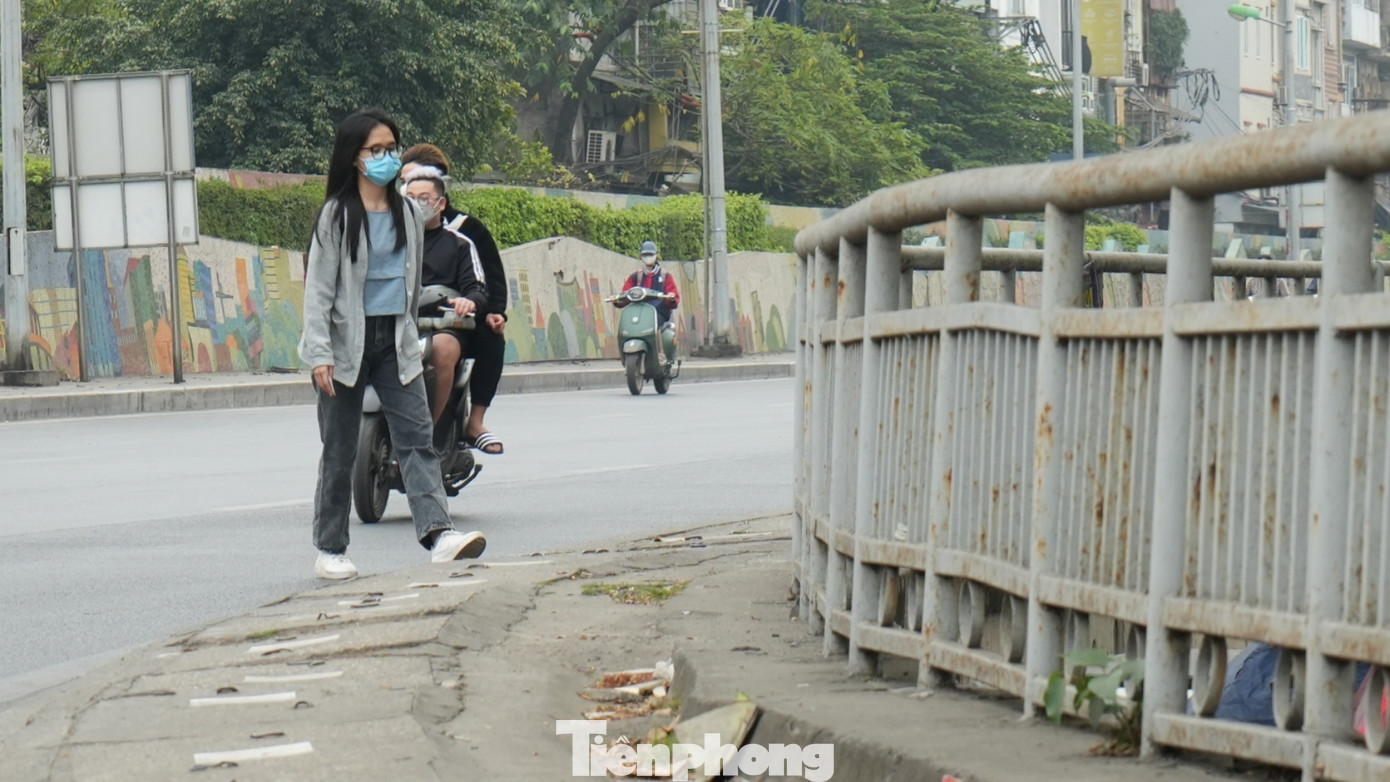 Nhiều người không còn lựa chọn nào khác ngoài việc băng qua lòng đường sang vỉa hè đối diện.